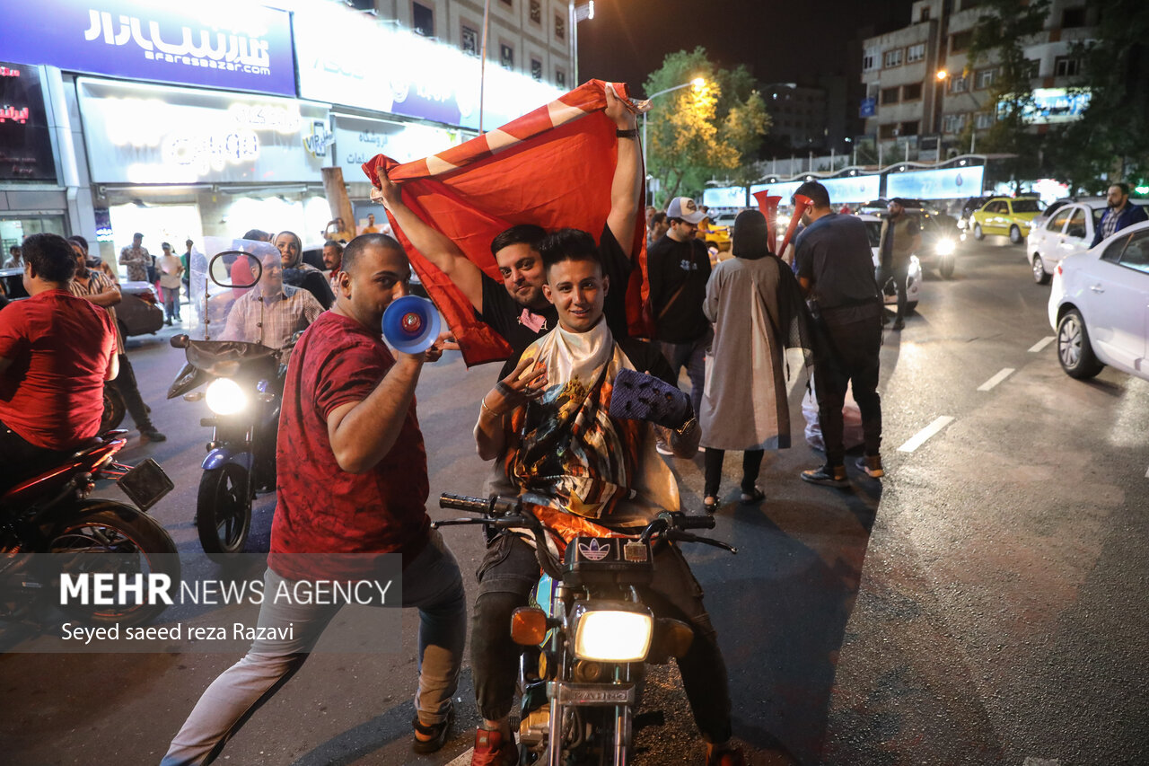 هواداران و طرفداران تیم پرسپولیس پس از برتری تیم پرسپولیس مقابل نساجی که منجر به قهرمانی تیم پرسپولیس در لیگ بیست و دوم شد به خیابان‌ها آمدند و به جشن و شادی پرداختند