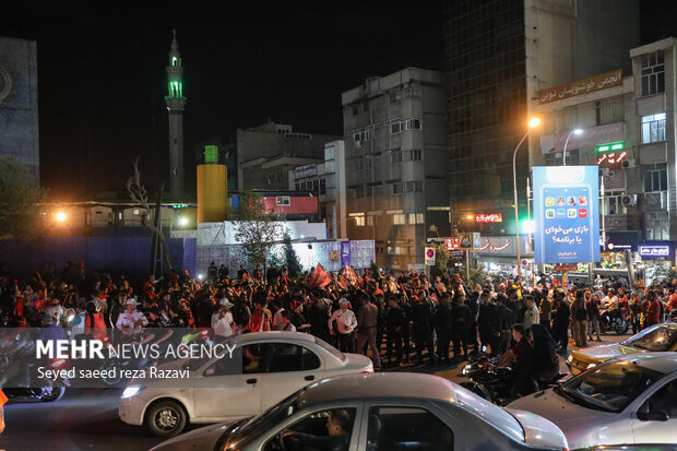 هواداران و طرفداران تیم پرسپولیس پس از برتری تیم پرسپولیس مقابل نساجی که منجر به قهرمانی تیم پرسپولیس در لیگ بیست و دوم شد به خیابان‌ها آمدند و به جشن و شادی پرداختند