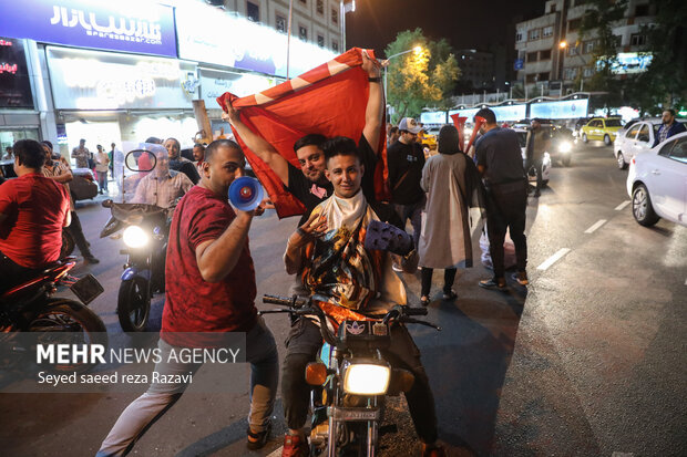 هواداران و طرفداران تیم پرسپولیس پس از برتری تیم پرسپولیس مقابل نساجی که منجر به قهرمانی تیم پرسپولیس در لیگ بیست و دوم شد به خیابان‌ها آمدند و به جشن و شادی پرداختند