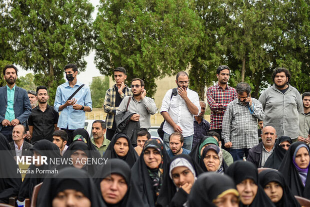 آئین تجلیل از خانواده شهید عجمیان