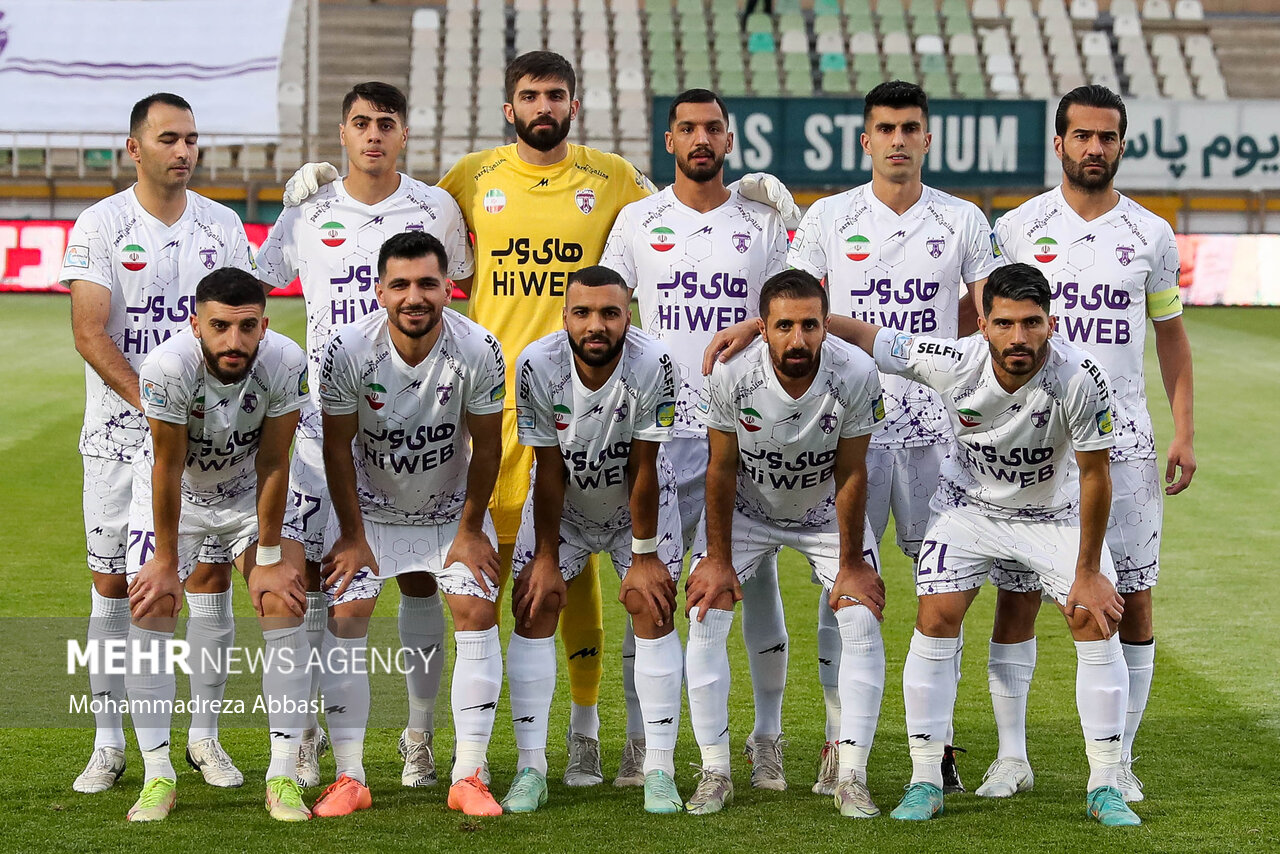 بازیکنان تیم فوتبال هوادار تهران در حال گرفتن عکس یادگاری پیش از دیدار تیم های پرسپولیس تهران و هوادار تهران هستند