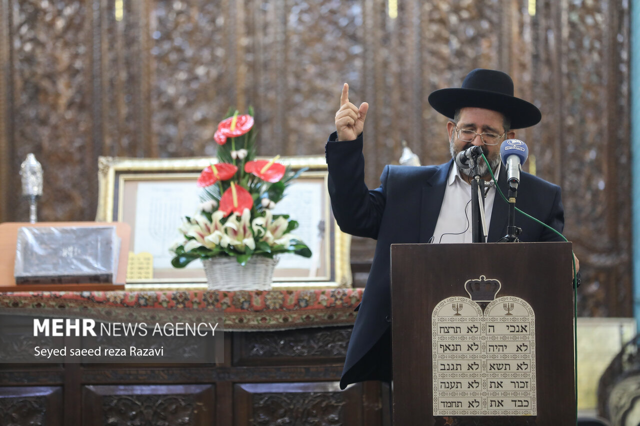 «یونس حمامی لاله‌زار»، خاخام اعظم جامعه کلیمیان ایران در حال سخنرانی در مراسم بزرگداشت جامعه کلیمیان است