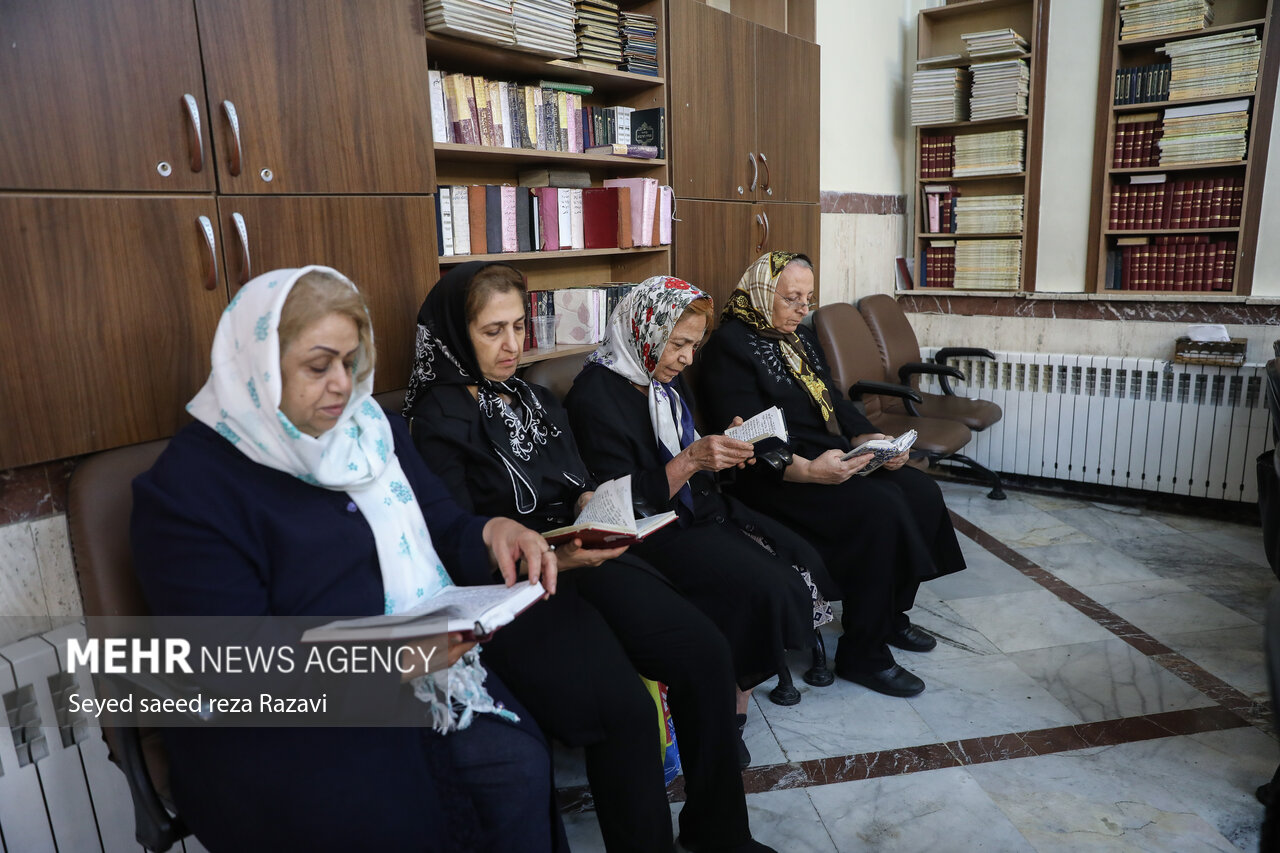 مراسم بزرگداشت جامعه کلیمیان در آستانه سالروز ارتحال بنیانگذار جمهوری اسلامی ایران، شامگاه امروز چهارشنبه ۱۰ خرداد ماه ۱۴۰۲ با حضور هموطنان کلیمی در کنیسه کلیمیان تهران برگزار شد