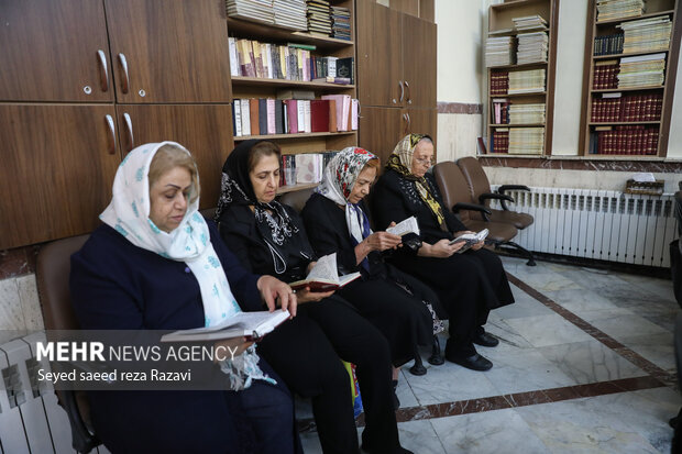 مراسم بزرگداشت جامعه کلیمیان در آستانه سالروز ارتحال بنیانگذار جمهوری اسلامی ایران، شامگاه امروز چهارشنبه ۱۰ خرداد ماه ۱۴۰۲ با حضور هموطنان کلیمی در کنیسه کلیمیان تهران برگزار شد