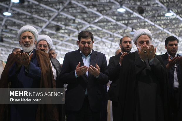 حجت الاسلام غلامحسین محسنی اژه ای رئیس قوه قضائیه و محمد مخبر معاون اول رئیس جمهور در حال اقامه نماز عید قربان در مصلی دانشگاه تهران هستند