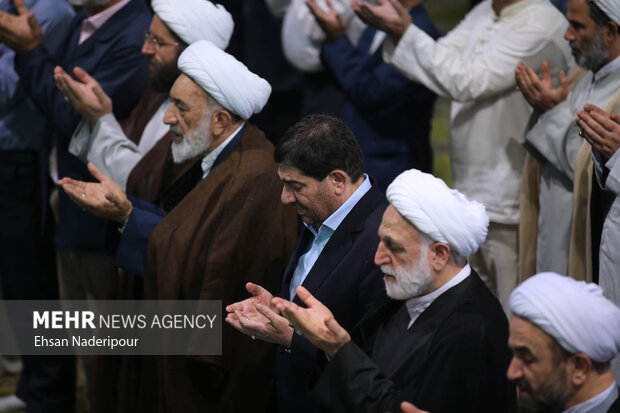 حجت الاسلام غلامحسین محسنی اژه ای رئیس قوه قضائیه و محمد مخبر معاون اول رئیس جمهور در حال اقامه نماز عید قربان در مصلی دانشگاه تهران هستند