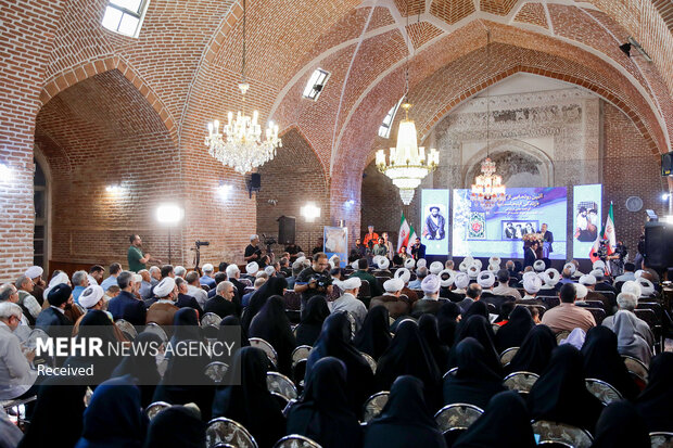 رونمایی از کتاب «زندگی اینجاست»