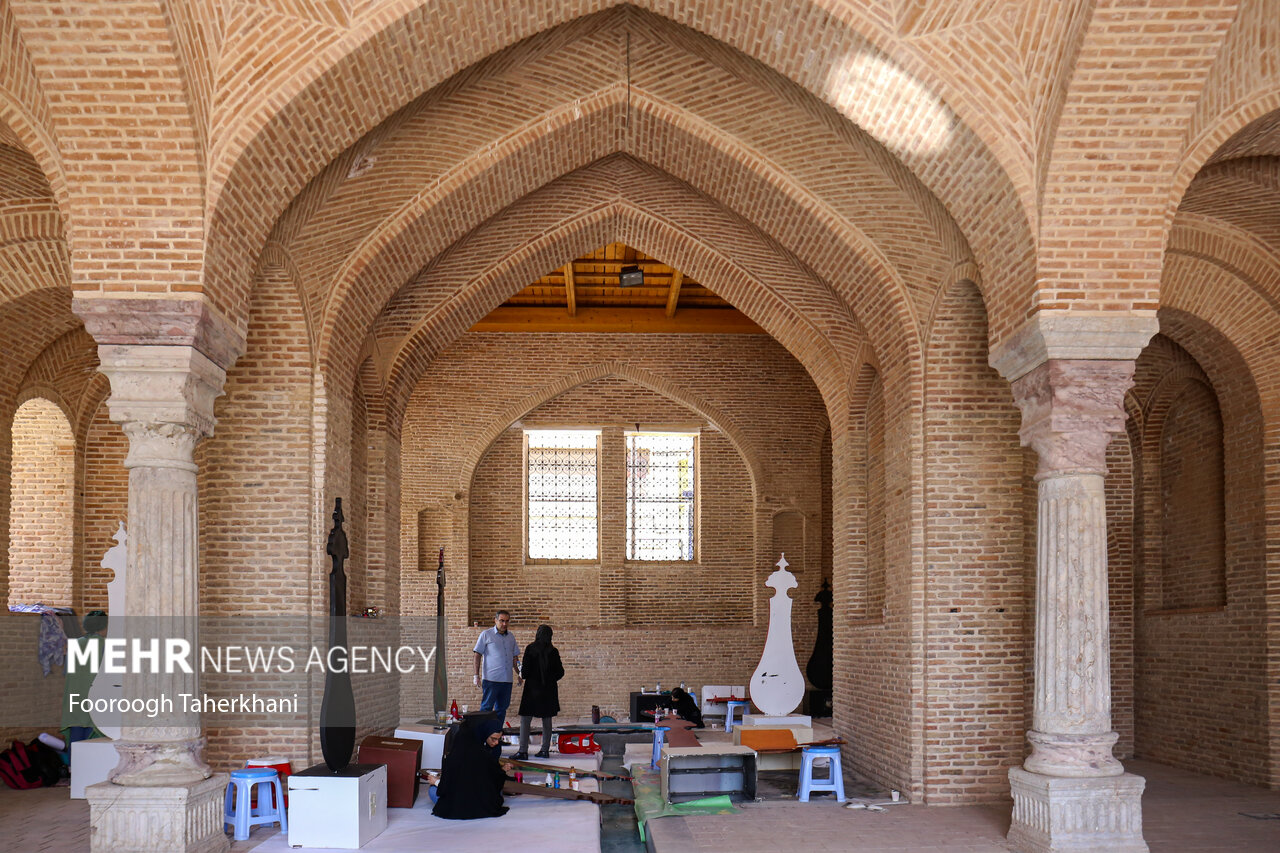 دومین رویداد نقاشی خط نشان عاشقی به مناسبت ایام سوگواری ماه محرم با حضور بیش از ۸۰ نفر از هنرمندان در خانه اتحادیه توسط سازمان زیباسازی شهرداری تهران در حال برگزاری است. این تیغه‌علم‌های طراحی و نقاشی شده، در اقصی نقاط پایتخت نصب می‌شود