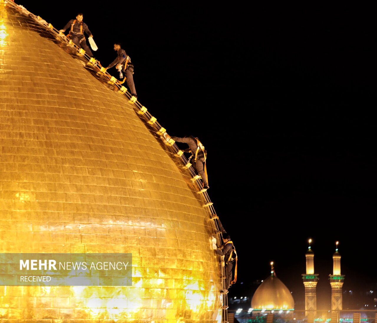 هم‌زمان با فرارسیدن ماه محرم، ماه عزاداری حضرت سیدالشهدا (ع) عتبه حسینی گنبد مطهر حرم حضرت را با آب و گلاب شستشو داد