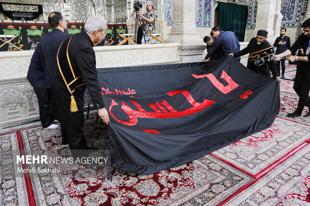 اهتزار پرچم متبرک حرم امام حسین(ع) بر فراز گنبدحرم حضرت معصومه(س)