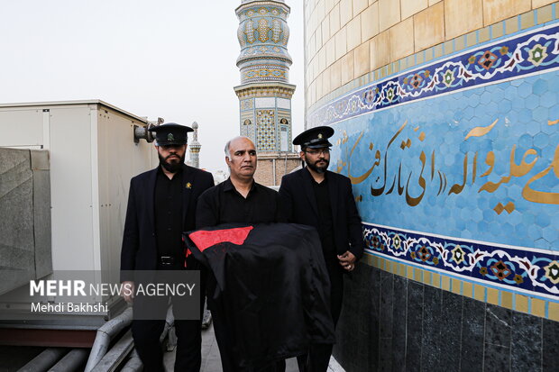 اهتزار پرچم متبرک حرم امام حسین(ع) بر فراز گنبدحرم حضرت معصومه(س)