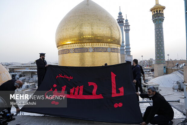 اهتزار پرچم متبرک حرم امام حسین(ع) بر فراز گنبدحرم حضرت معصومه(س)