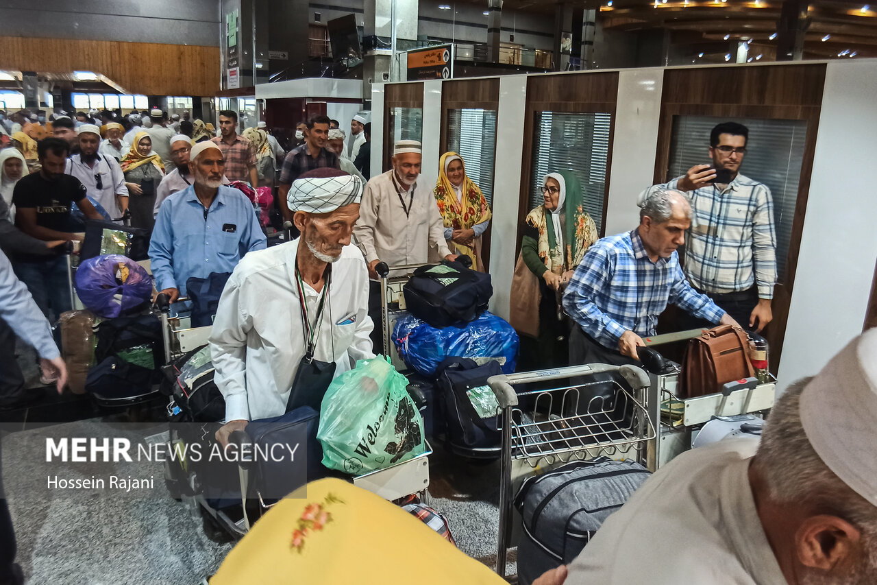 بازگشت اولین گروه حجاج بیت الله الحرام به گلستان