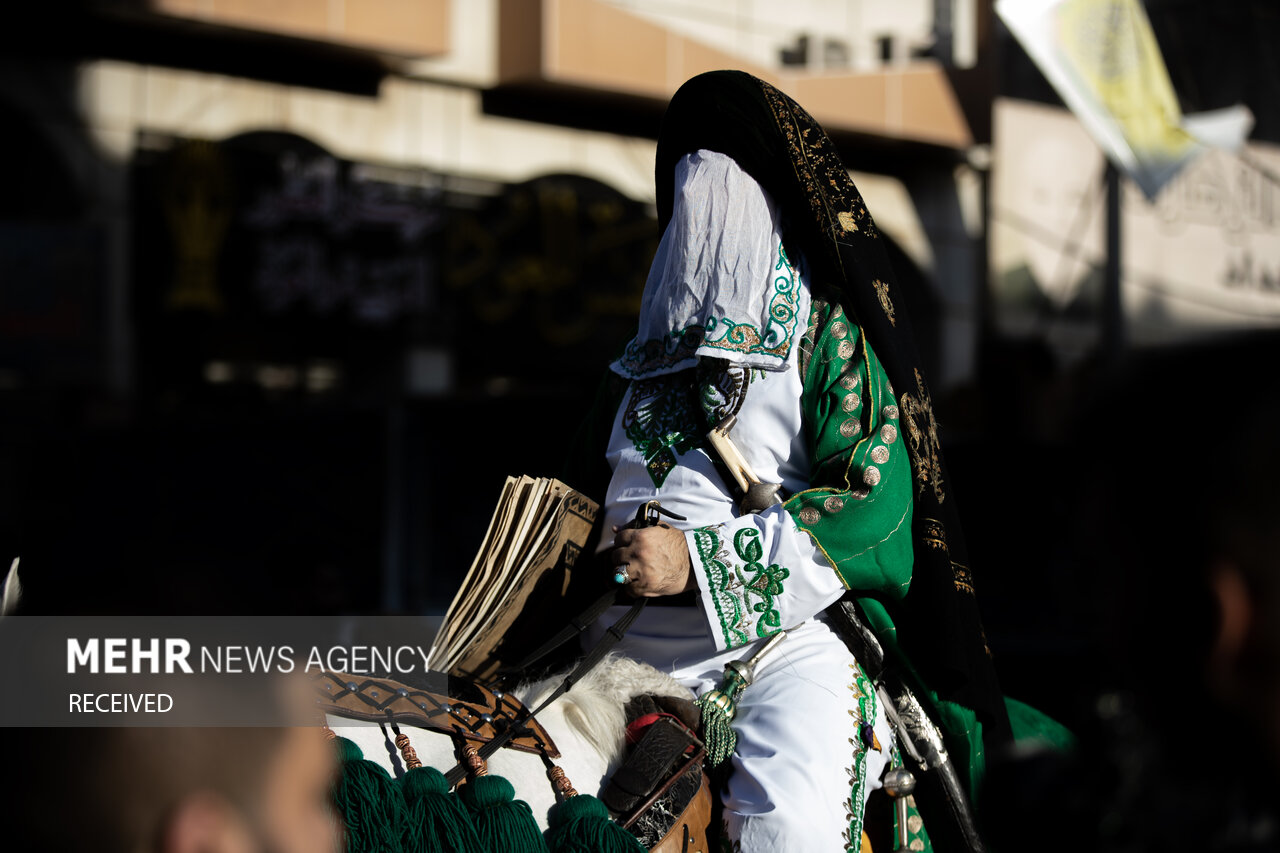 مراسم نمادین ورود کاروان امام حسین (ع) و یارانش به کربلا، همزمان با ایام ماه محرم در شهر مقدس کربلا برگزار شد