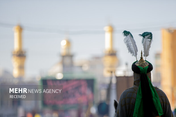 مراسم نمادین ورود کاروان امام حسین (ع) و یارانش به کربلا، همزمان با ایام ماه محرم در شهر مقدس کربلا برگزار شد