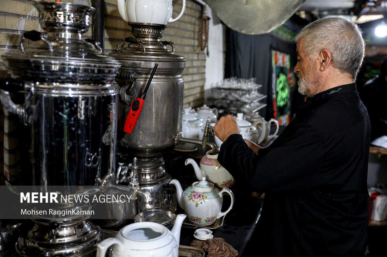 خانه سیدها در بلوار قیام تهران با بیش از صد سال مراسم عزاداری حضرت سیدالشهدا (صلوات الله علیه) هر روز میزبان جمع کثیری از مردم عزادار است