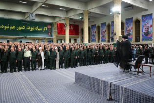 رهبر انقلاب: دشمن می‌خواهد با خبر و شایعه دروغ چهره سپاه را مخدوش کند/ سپاه بزرگترین سازمان ضدّتروریستی در دنیاست