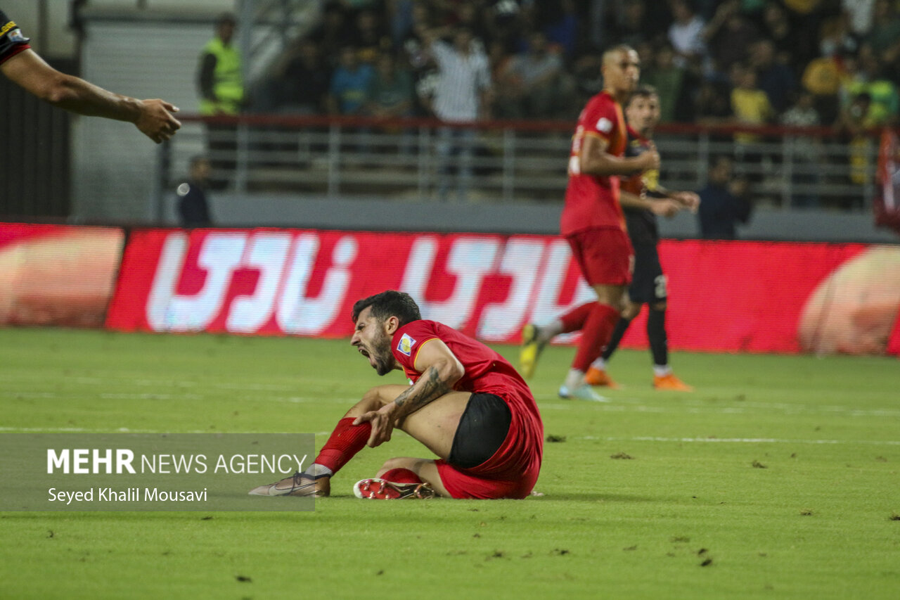 دیدار تیم‌های فوتبال فولاد خوزستان و پرسپولیس تهران