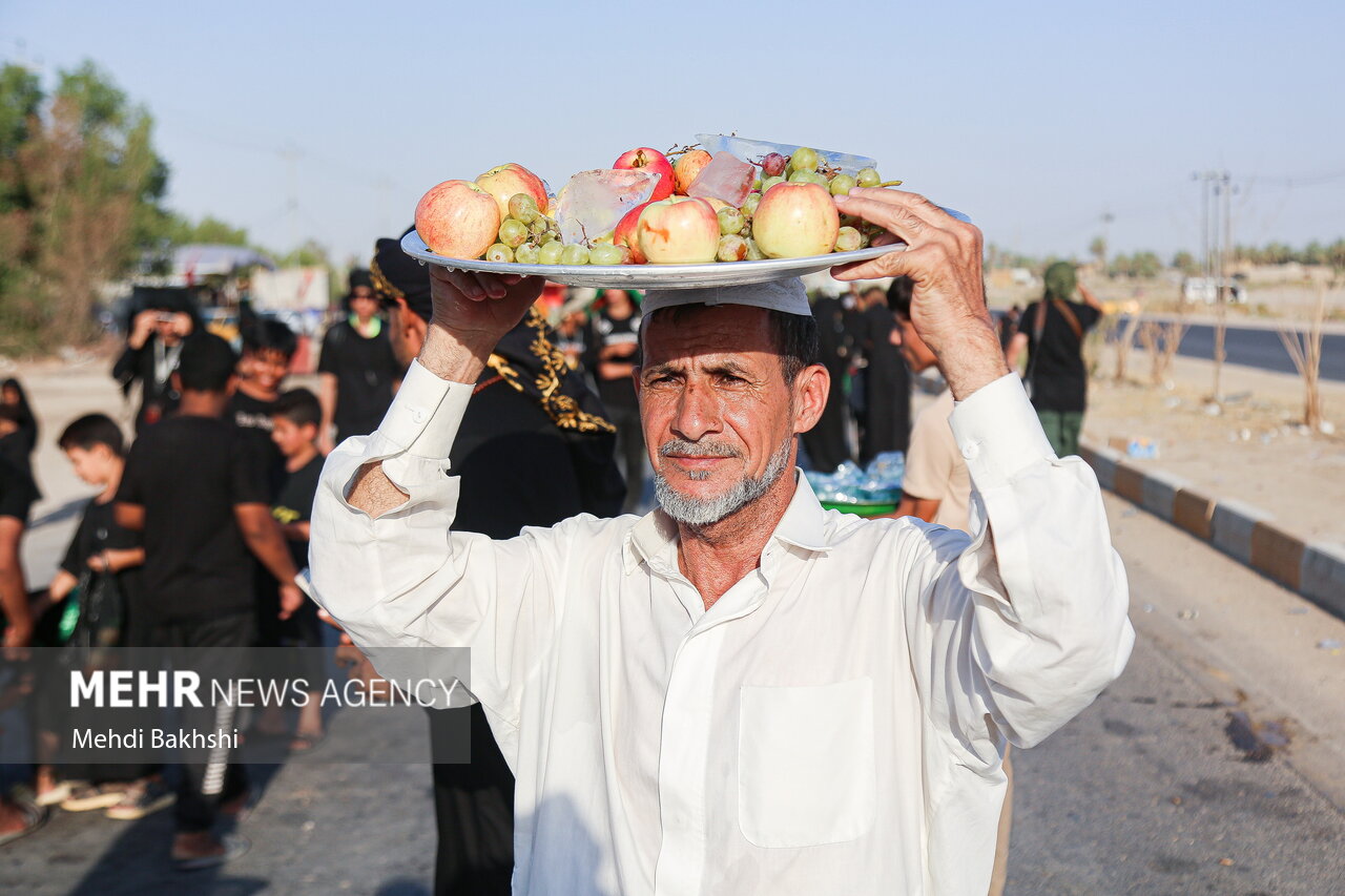 زائران پیاده اربعین در ۱۵۰ کیلومتری کربلا