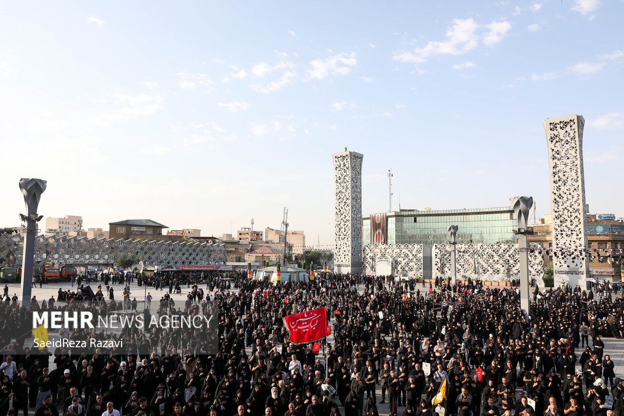 مراسم راهپیمایی جاماندگان اربعین حسینی در تهران صبح امروز چهارشنبه ۱۵ شهریور ۱۴۰۲ مصادف با اربعین حسینی (ع) از میدان امام حسین (ع) به سمت حرم عبدالعظیم حسنی (ع) با حضور عزاداران و عاشقان اهل بیت (ع) در حال برگزاری است