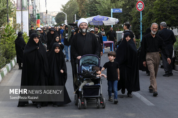 حجت الاسلام محمد قمی رئیس سازمان تبلیغات اسلامی در مراسم راهپیمایی جاماندگان اربعین حسینی حضور دارد