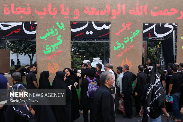 مراسم راهپیمایی جاماندگان اربعین حسینی در تهران صبح امروز چهارشنبه ۱۵ شهریور ۱۴۰۲ مصادف با اربعین حسینی (ع) از میدان امام حسین (ع) به سمت حرم عبدالعظیم حسنی (ع) با حضور عزاداران و عاشقان اهل بیت (ع) در حال برگزاری است