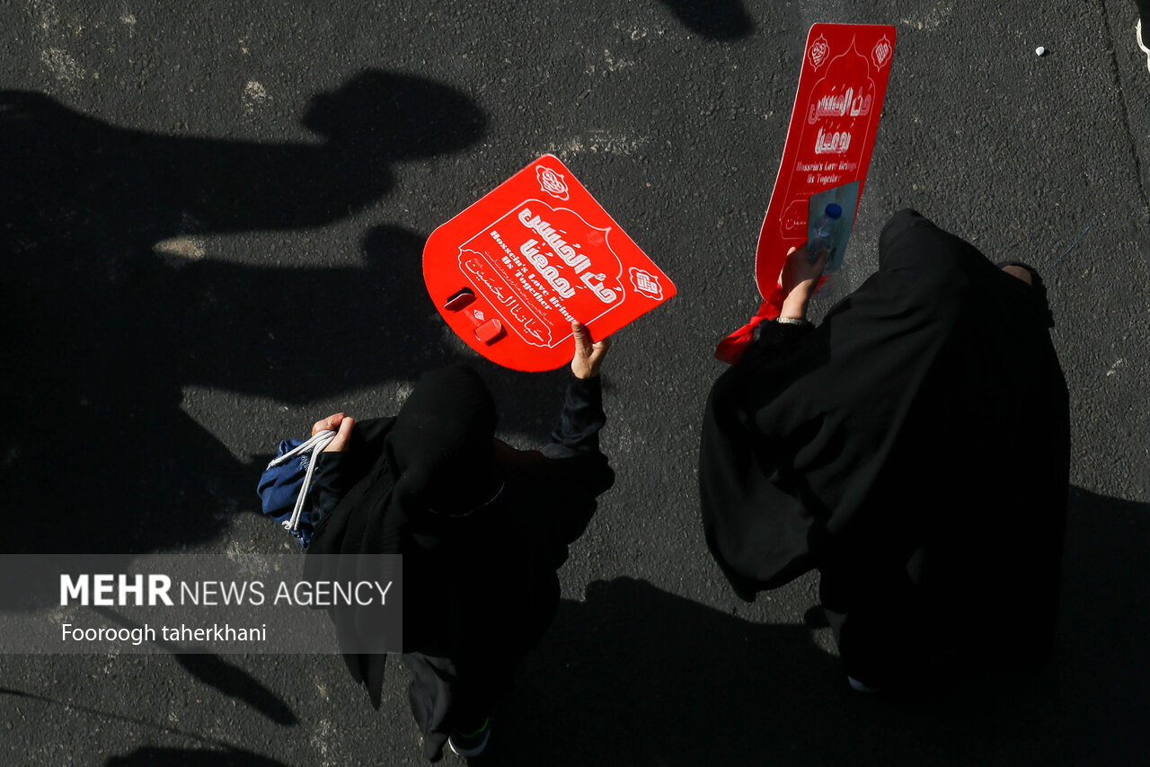 مراسم راهپیمایی جاماندگان اربعین حسینی در تهران صبح امروز چهارشنبه ۱۵ شهریور ۱۴۰۲ مصادف با اربعین حسینی (ع) از میدان امام حسین (ع) به سمت حرم عبدالعظیم حسنی (ع) با حضور عزاداران و عاشقان اهل بیت (ع) در حال برگزاری است