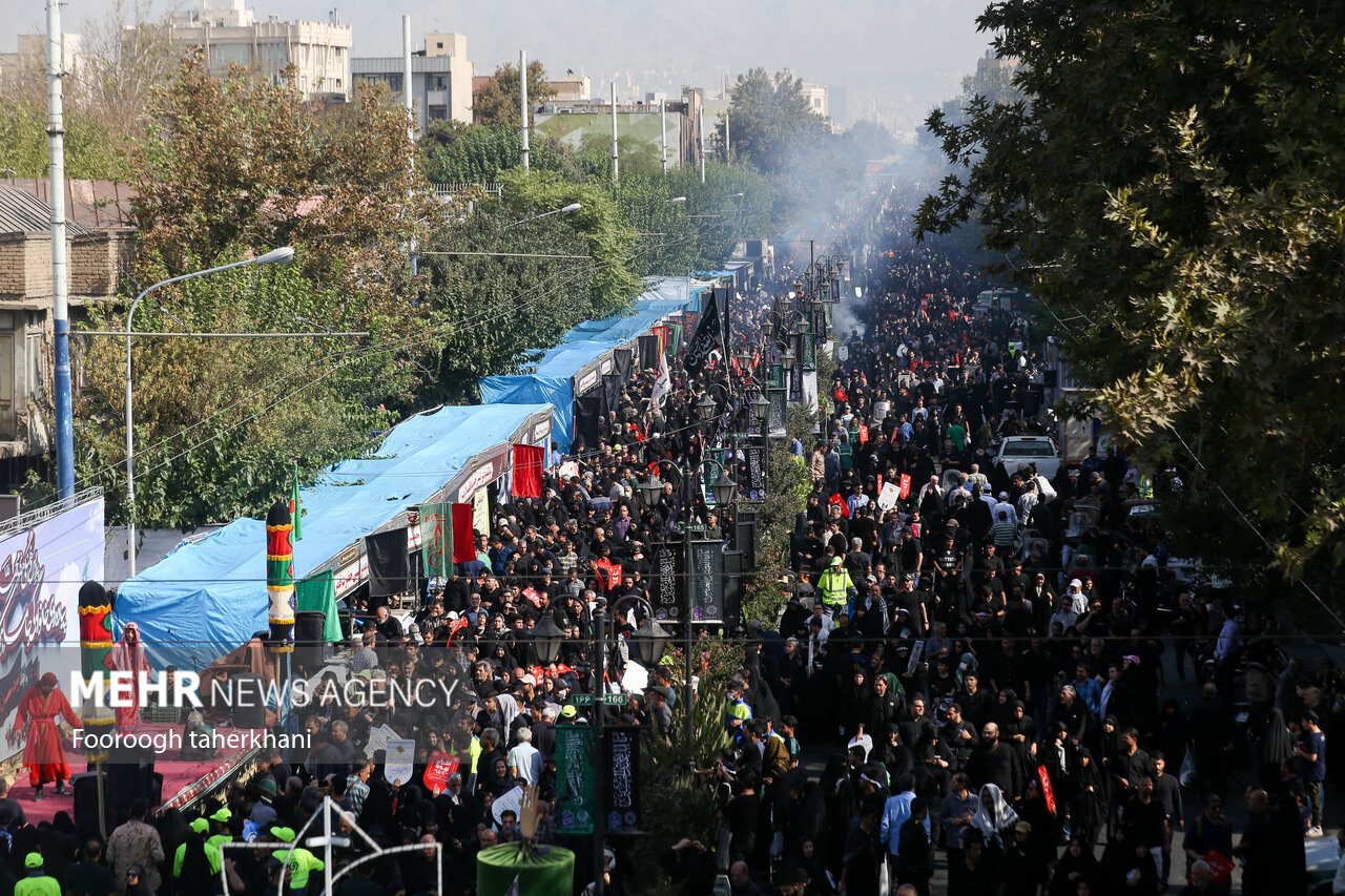 مراسم راهپیمایی جاماندگان اربعین حسینی در تهران صبح امروز چهارشنبه ۱۵ شهریور ۱۴۰۲ مصادف با اربعین حسینی (ع) از میدان امام حسین (ع) به سمت حرم عبدالعظیم حسنی (ع) با حضور عزاداران و عاشقان اهل بیت (ع) در حال برگزاری است