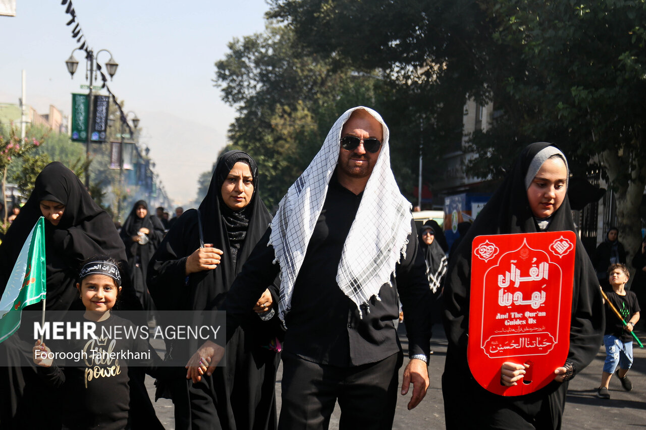 مراسم راهپیمایی جاماندگان اربعین حسینی در تهران صبح امروز چهارشنبه ۱۵ شهریور ۱۴۰۲ مصادف با اربعین حسینی (ع) از میدان امام حسین (ع) به سمت حرم عبدالعظیم حسنی (ع) با حضور عزاداران و عاشقان اهل بیت (ع) در حال برگزاری است