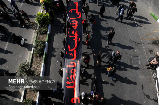 مراسم راهپیمایی جاماندگان اربعین حسینی در تهران صبح امروز چهارشنبه ۱۵ شهریور ۱۴۰۲ مصادف با اربعین حسینی (ع) از میدان امام حسین (ع) به سمت حرم عبدالعظیم حسنی (ع) با حضور عزاداران و عاشقان اهل بیت (ع) در حال برگزاری است