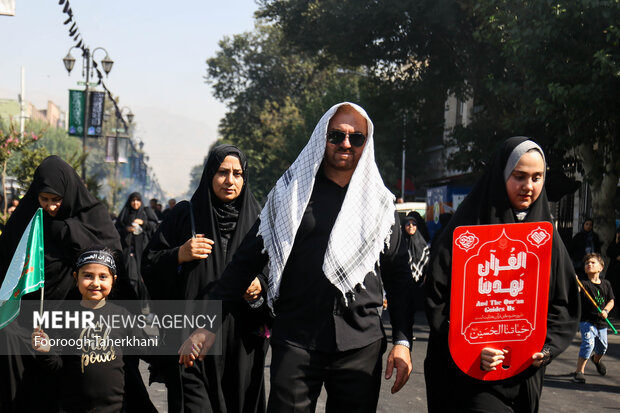 مراسم راهپیمایی جاماندگان اربعین حسینی در تهران صبح امروز چهارشنبه ۱۵ شهریور ۱۴۰۲ مصادف با اربعین حسینی (ع) از میدان امام حسین (ع) به سمت حرم عبدالعظیم حسنی (ع) با حضور عزاداران و عاشقان اهل بیت (ع) در حال برگزاری است