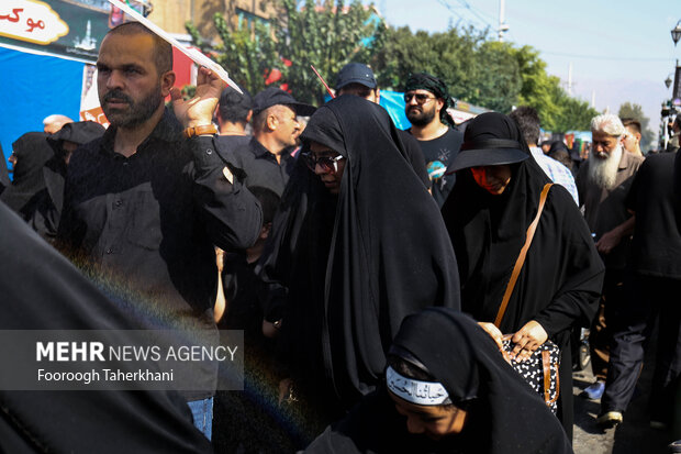 مراسم راهپیمایی جاماندگان اربعین حسینی در تهران صبح امروز چهارشنبه ۱۵ شهریور ۱۴۰۲ مصادف با اربعین حسینی (ع) از میدان امام حسین (ع) به سمت حرم عبدالعظیم حسنی (ع) با حضور عزاداران و عاشقان اهل بیت (ع) در حال برگزاری است