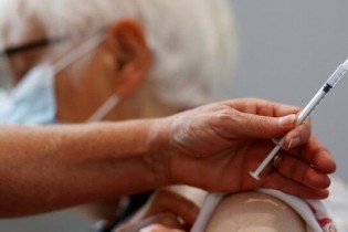 افزایش بیماران کرونایی در فرانسه و آغاز واکسیناسیون