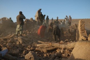 شمار قربانیان زمین‌لرزه در افغانستان به ۵۰۰ نفر رسید