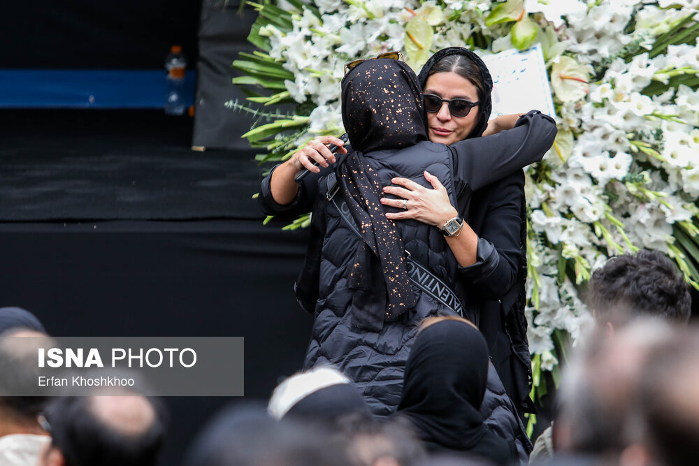 سحر دولت شاهی در مراسم تشییع پیکر زنده یاد آتیلا پسیانی