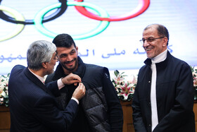 محمود خسروی وفا، رییس کمیته المپیک، حسن یزدانی کشتی گیر و کیومرث هاشمی وزیر ورزش در ضیافت سده المپیک
