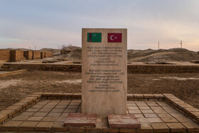 یادمان بازسازی آرامگاه سلطان سنجر توسط کشور ترکیه که در سال ۲۰۰۲ تا ۲۰۰۴ میلادی صورت گرفت.