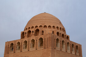 آرامگاه سلطان احمد سنجر  ۲۷ متر طول و ۱۷ متر عرض دارد و دیوارهای آن به بلندی ۱۴ متر است.  این آرامگاه یکی از بزرگترین مقبره‌های سلجوقی بوده است مغول‌ها پس حمله به مرو این آرامگاه را آتش زدند. این آرامگاه در سال ۲۰۰۲ توسط ترکیه بازسازی شد