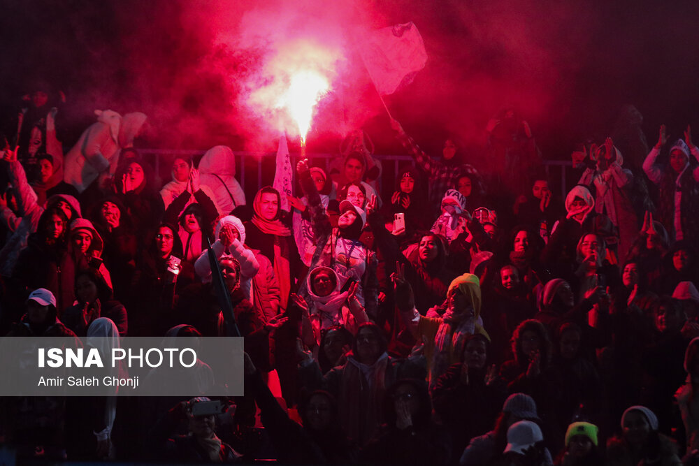 حضور تماشاگران در دیدار تیم های فوتبال استقلال و ملوان بندرانزلی